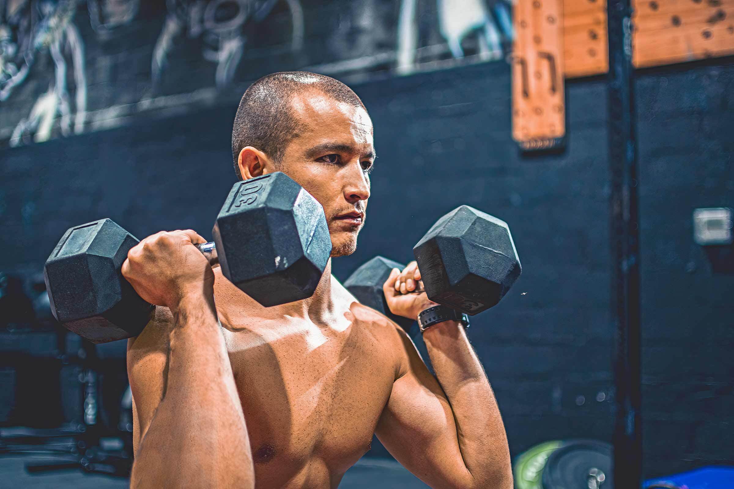 AdobeStock_527888443_2400px kettlebells in green grass - fitness concept outdoors