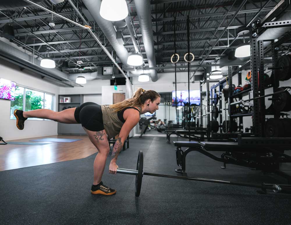 Single-leg-RDL-landmine Front facing single leg RDL