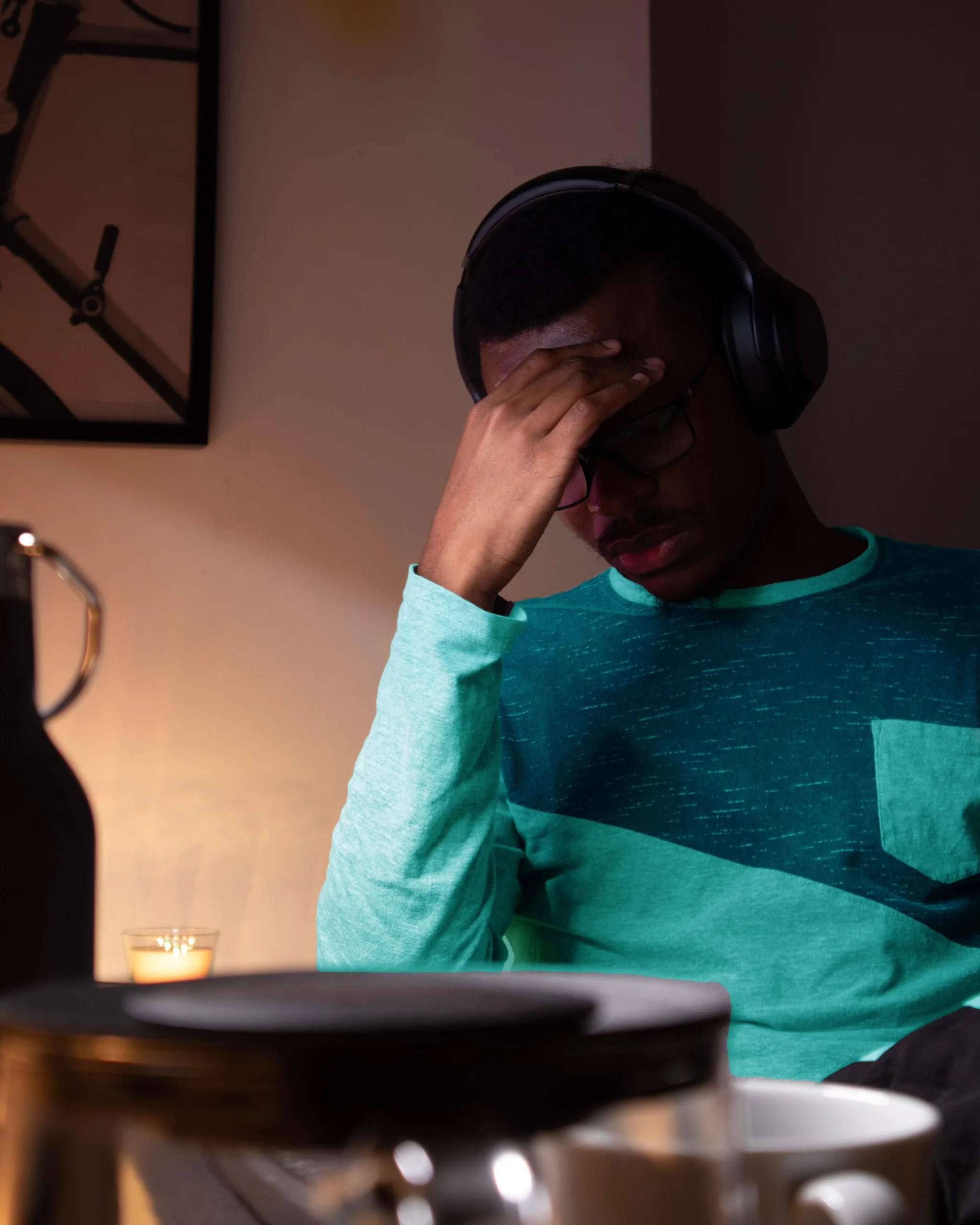nubelson-fernandes-Cc9Yso_xn4I-unsplash-NB A stressed out man sitting at a laptop.